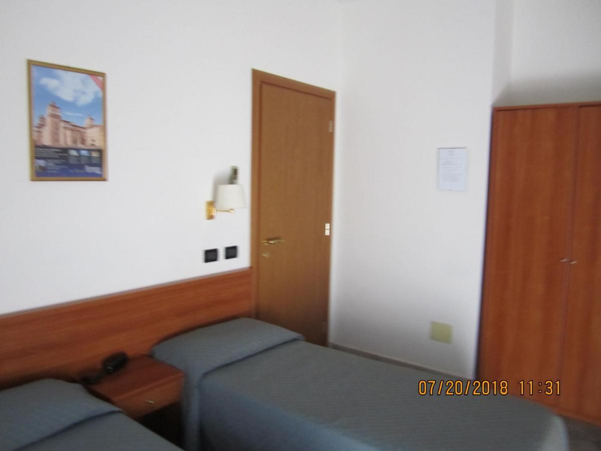 Adelphi Room & Breakfast Феррара Екстер'єр фото